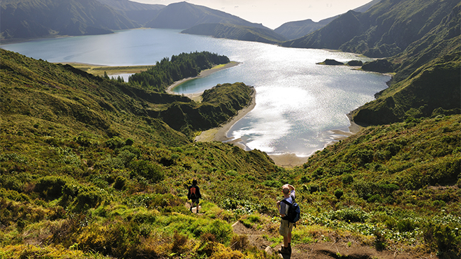 Açores: Arquipélago vulcânico com paisagens únicas, lagos, crateras e observação de baleias.