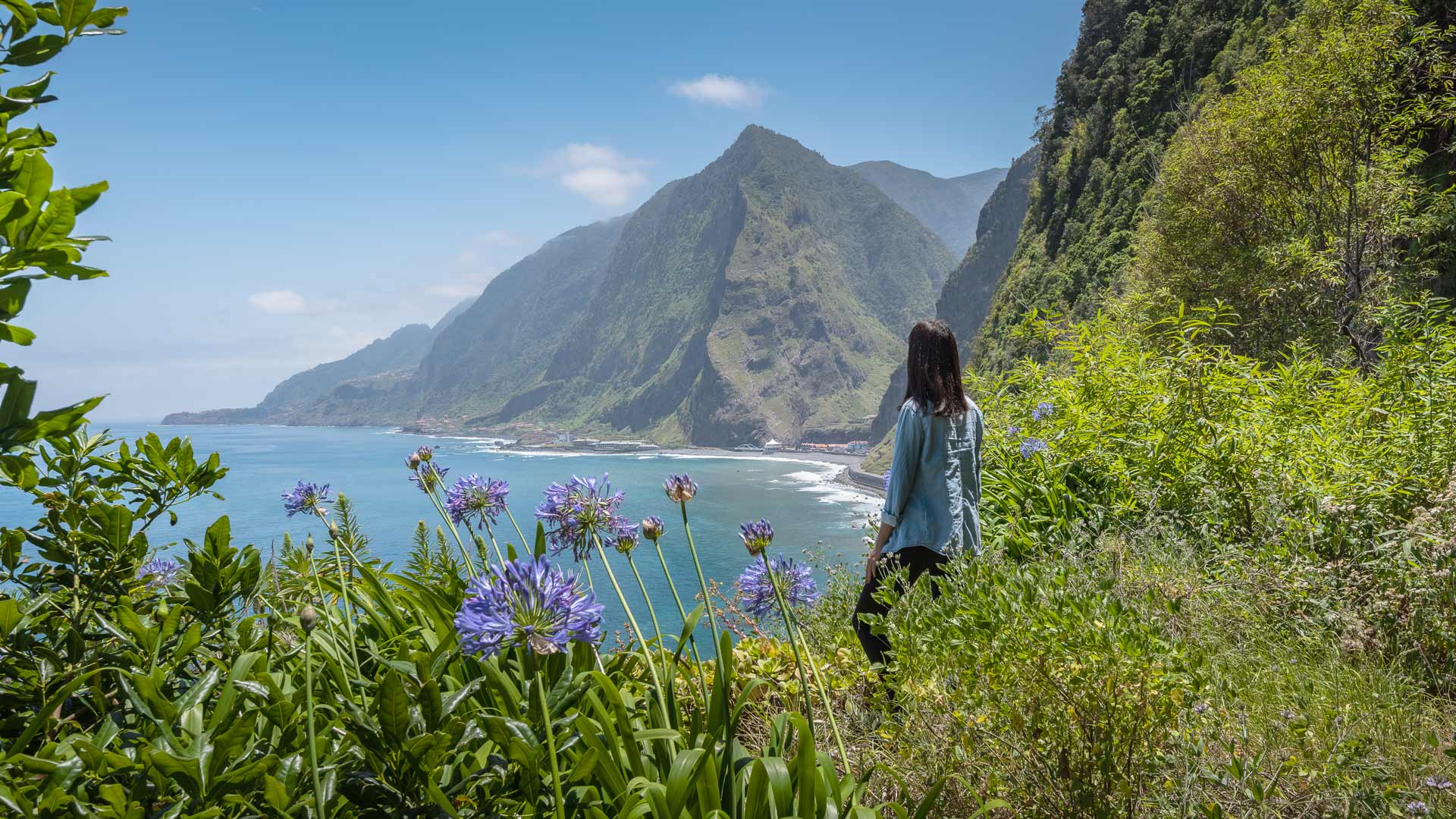 Madeira: Ilha montanhosa com paisagens vulcânicas, flora exótica e levadas pitorescas.